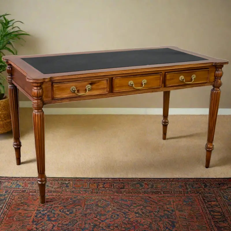 Bureau victorien en acajou massif, brun foncé / brun clair, avec plateau en cuir noir et 3 tiroirs – Unité simple